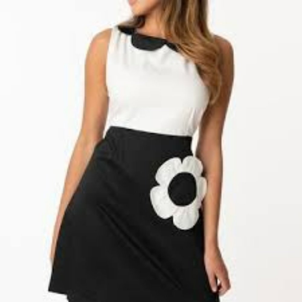 Smak Parlour Black & White Flower Model Maven Flare Dress - NWT